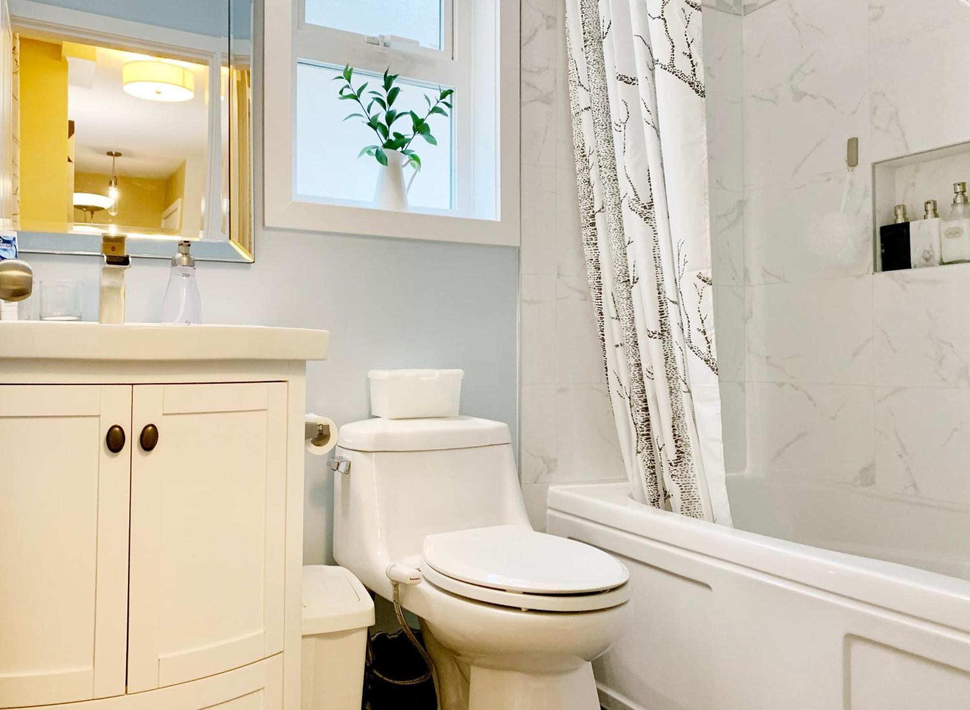 Private Guest Suite 10Mins To Downtown - King Bed - Bathtub - Free Parking Vancouver Kültér fotó